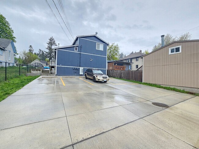 Building Photo - 407 E 8th Ave
