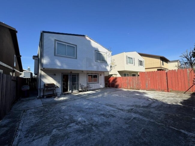 Building Photo - 60 Surrey Ct