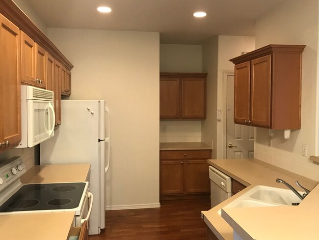 Building Photo - 4 Bed 3 Bath Gated Townhome Near Maplewood Golf