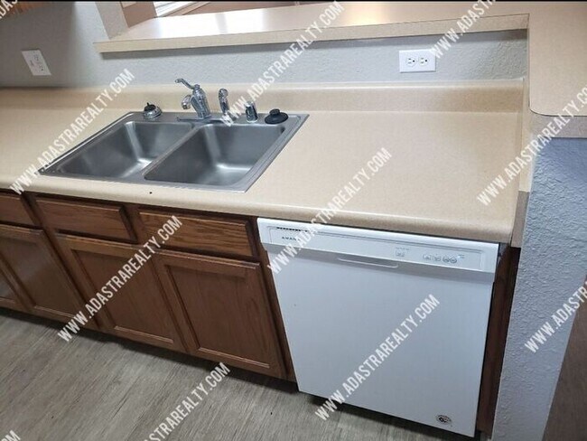 Building Photo - Spacious Remodeled 2 Bed/2 Bath in Lawrenc...