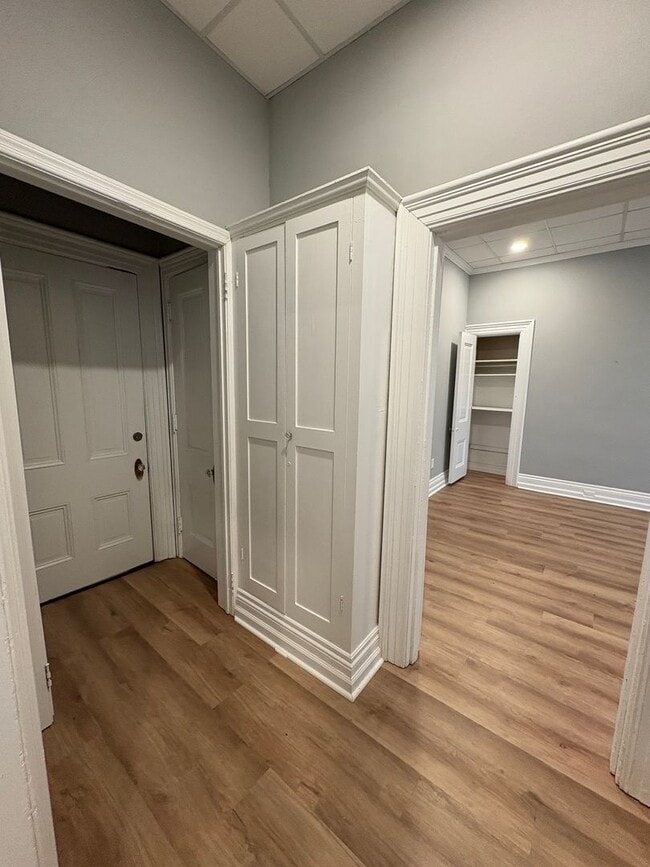 Building Photo - Spacious apartment in historic house!