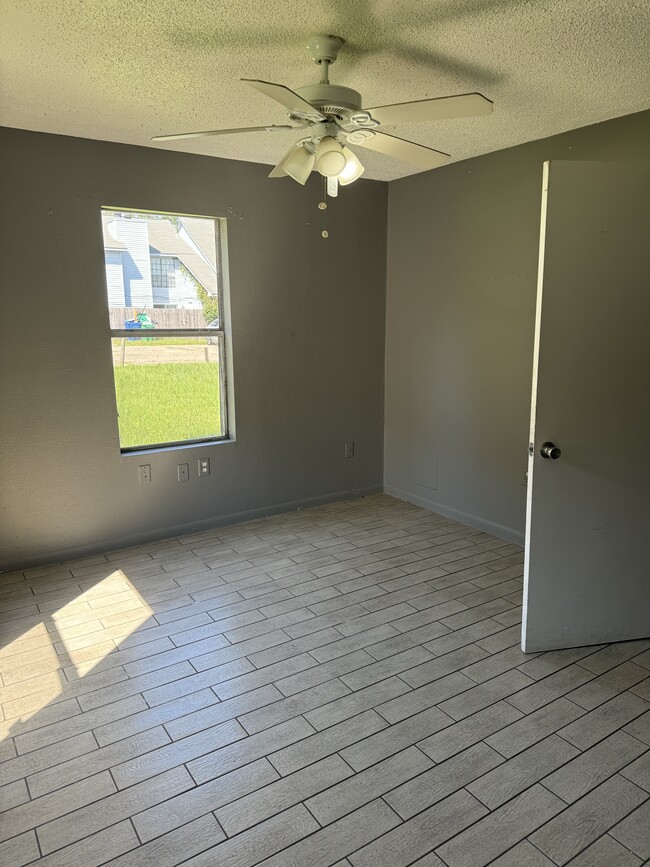 Master bedroom - 984 Asheville Dr