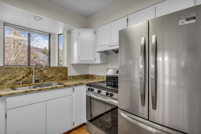 Building Photo - Prime Park Meadows Home