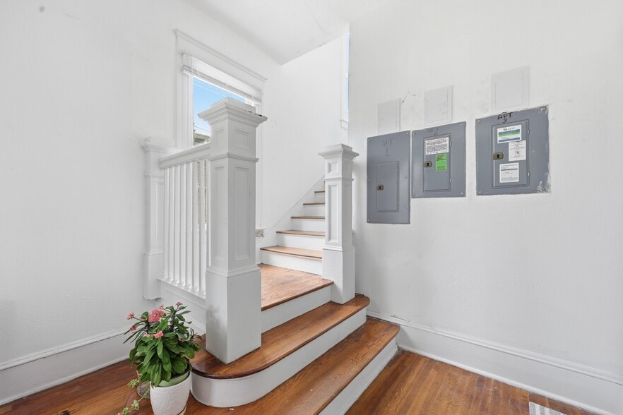 Foyer and stairs to second floor - 2253 Herschel St