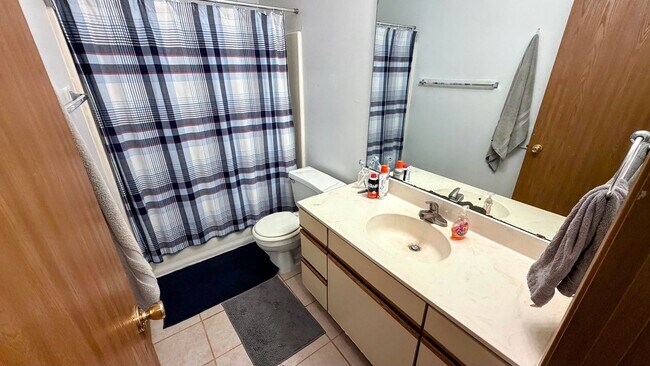 Building Photo - Spacious 3-Bedroom just off Como Ave!