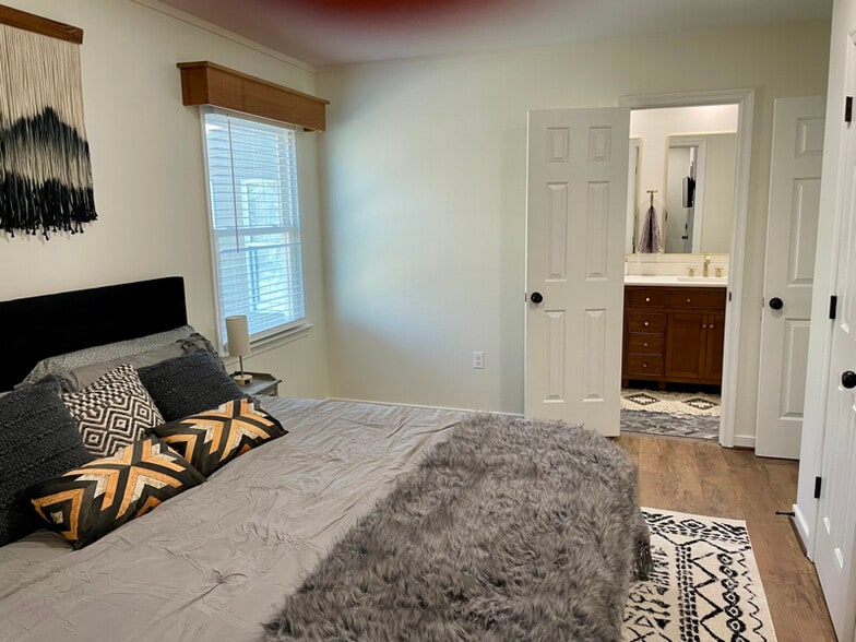 Building Photo - 1808 Nichols Rd