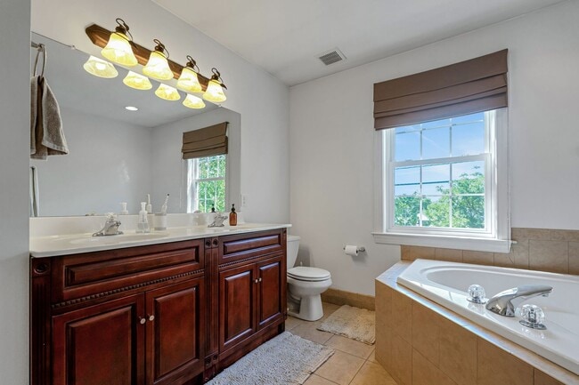 Building Photo - Beautiful 3 Bedroom Bridgeport Townhome!