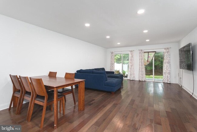 Building Photo - 211 Ross Stevenson Cir