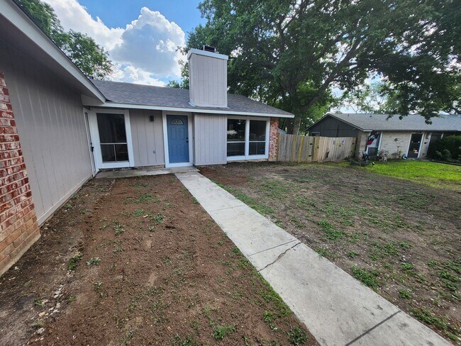 Building Photo - Move in ready. Fully remodeled