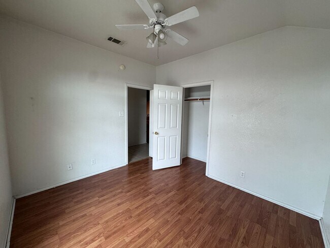 Building Photo - 4 bedroom, 2 bath