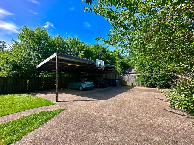 Building Photo - Charming 3/3 House in with Covered Parking...