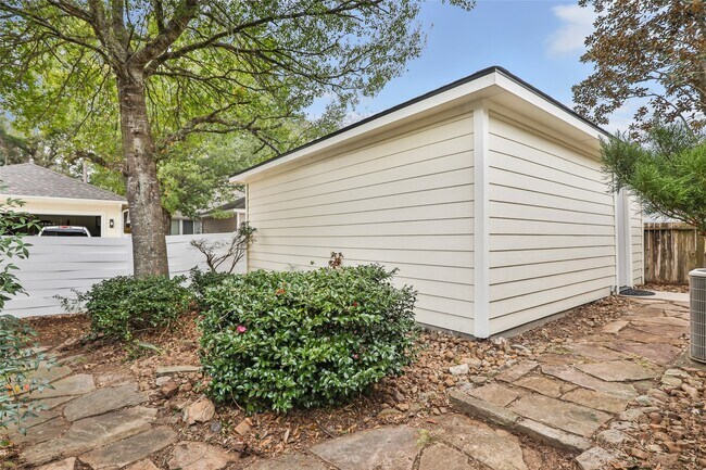 Building Photo - 20192 Alden's Oak