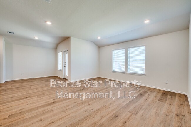 Building Photo - 3924 Jade Dr