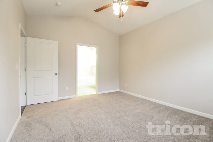 Building Photo - 453 All Seasons Dr