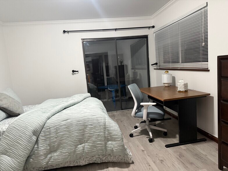 Building Photo - 1049 Danby Rd