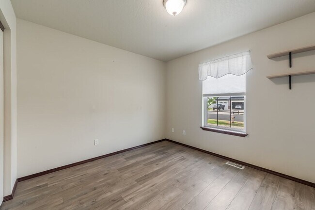 Building Photo - 3 bed 2 bath rancher