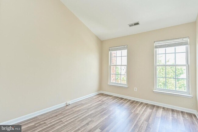 Building Photo - 18541 Sierra Springs Square