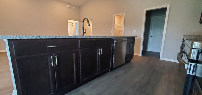 Building Photo - Like New!! 4-Bedroom, 2-Bathroom in Lakeland