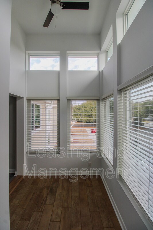 Building Photo - 271 Alexandra Dr