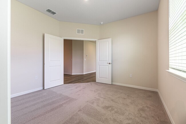 Building Photo - Available April 2026 - Turn Key Furnished 3 Bed, 2 Bath Home in Star Farms - MUST BE SEEN!