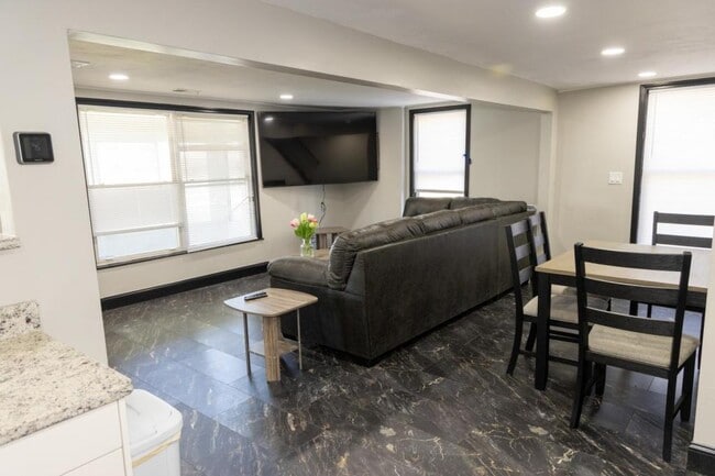 Building Photo - 810 Woodbine Rd