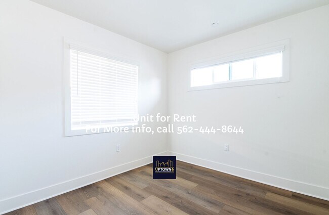 Building Photo - Townhome - 3 Bedrooms-2.0 Baths - Cudahy