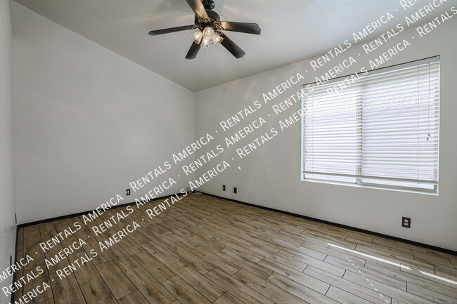 Building Photo - 9316 W Cinnabar Ave