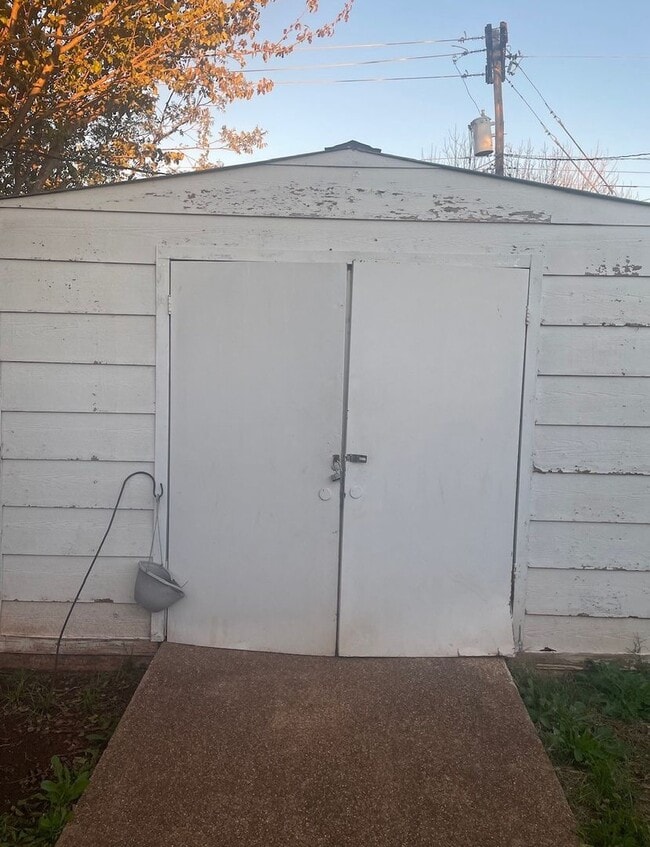 Building Photo - 3 bed 1 bath 1 car garage- READY NOW!