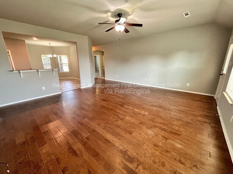 Building Photo - 423 Ridge Point Dr