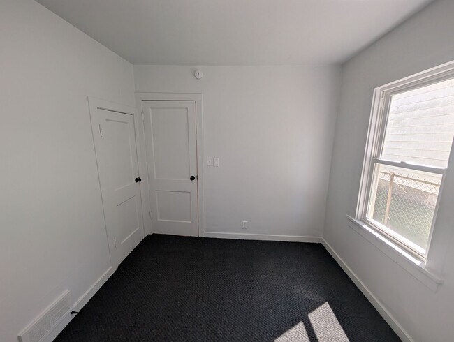 Building Photo - 923 S Logan St