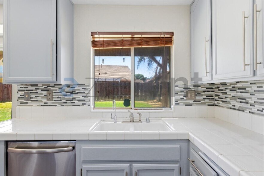 Building Photo - 27165 Hemingway Ct