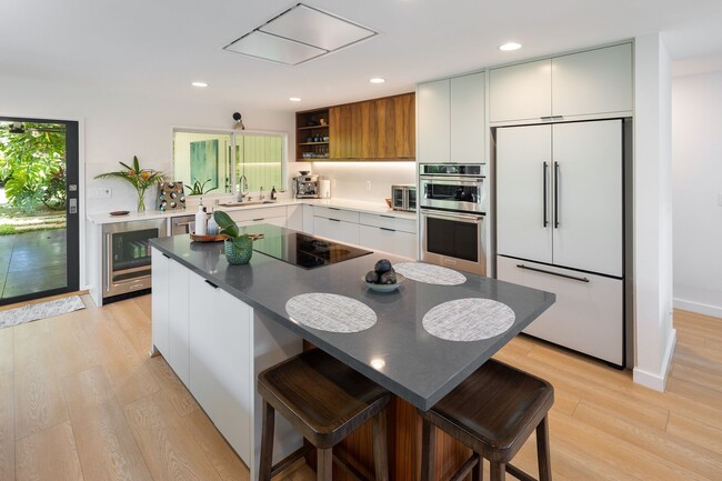 Building Photo - Renovated Kahala Retreat: 3-Bed Home + Stu...