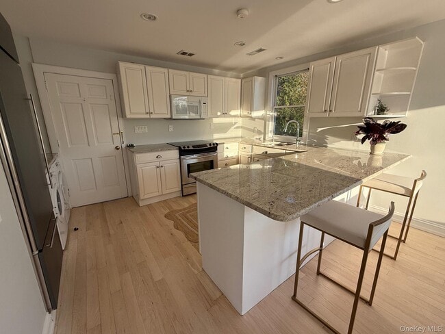 Building Photo - 329 Centre Island Rd