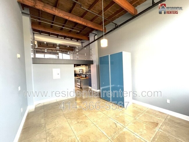 Building Photo - 3059 N Weil St