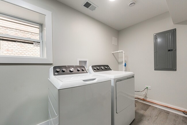 Building Photo - 4129 N Oketo Ave