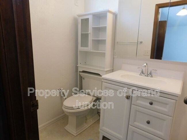 Building Photo - 2422 1/2 Hidden Valley Drive