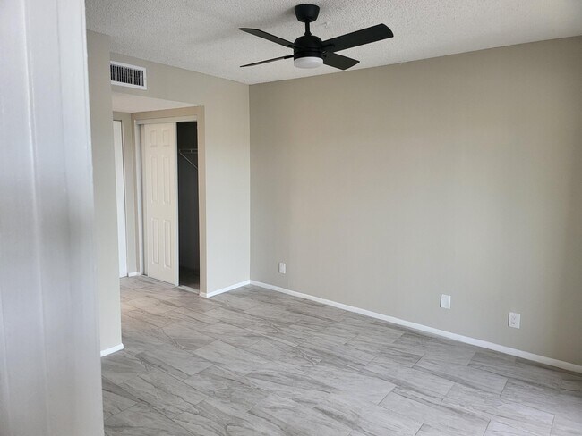 Building Photo - 1562 SE Royal Green Cir