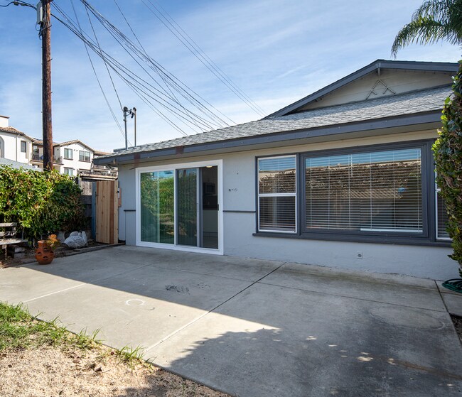Building Photo - 3 BR House in Carlsbad with Washer/Dryer H...