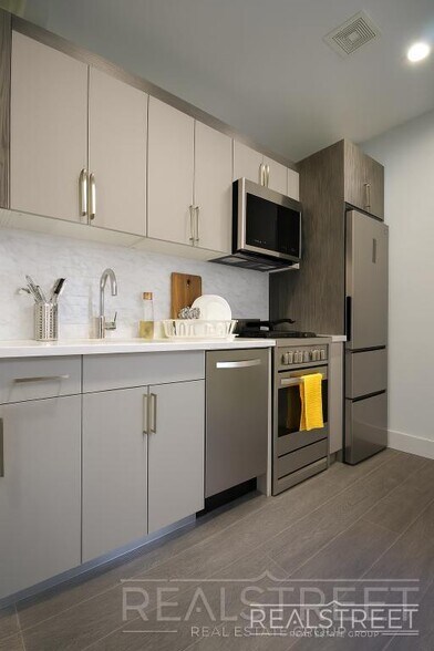 Building Photo - Stunning 1 Bed Near Prospect Park