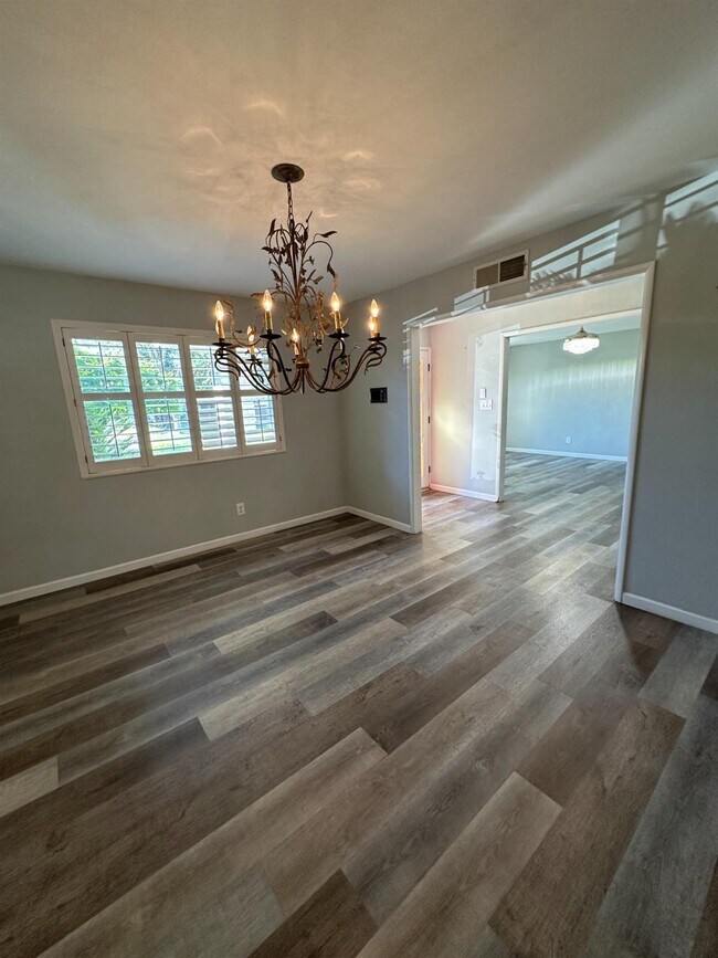 Building Photo - 1310 W Magill Ave