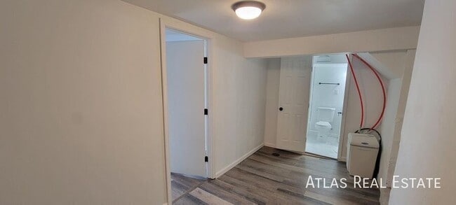 Building Photo - 4912 N Sycamore Dr