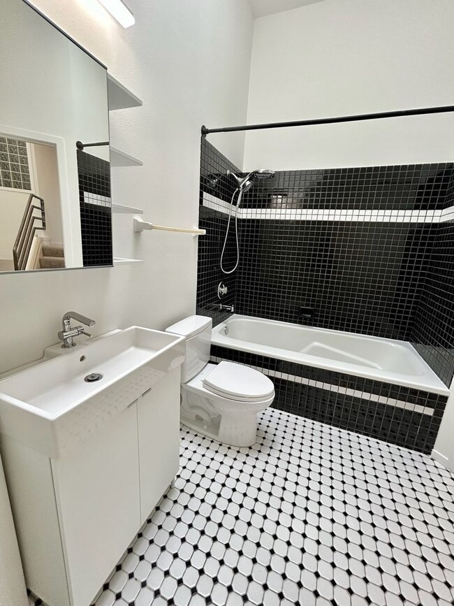 Building Photo - Capitol Hill Townhouse