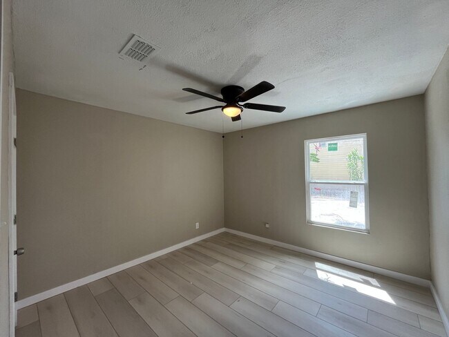 Building Photo - Remodeled 3 Bedroom 2 Bath Home