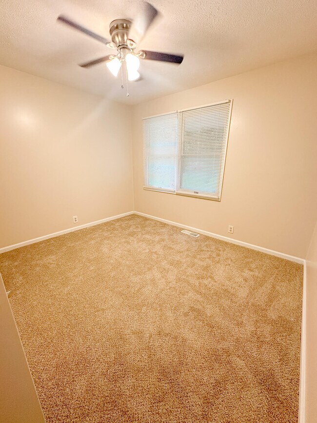 Building Photo - 706 E 15th St