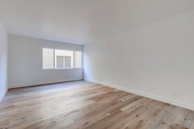 Building Photo - 435 N Oakhurst Dr