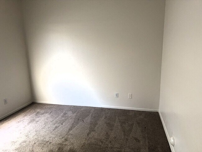 Building Photo - 4 BEDROOM HOME IN LITCHFIELD MANOR WITH 3 ...
