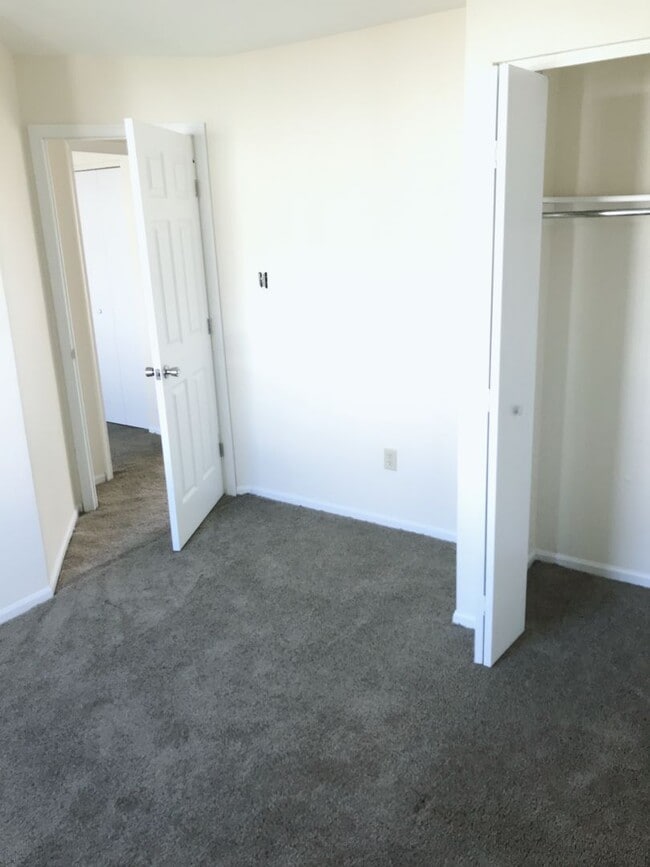 Building Photo - Move-In Ready 3BR 2.5bathroomTownhome – Yard  *OPEN HOUSE July 5, 26 1PM-2PM *