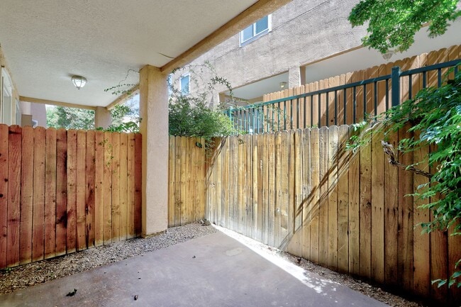 Building Photo - Oso Park Condo  3 Bedroom 2 !/2 Bath