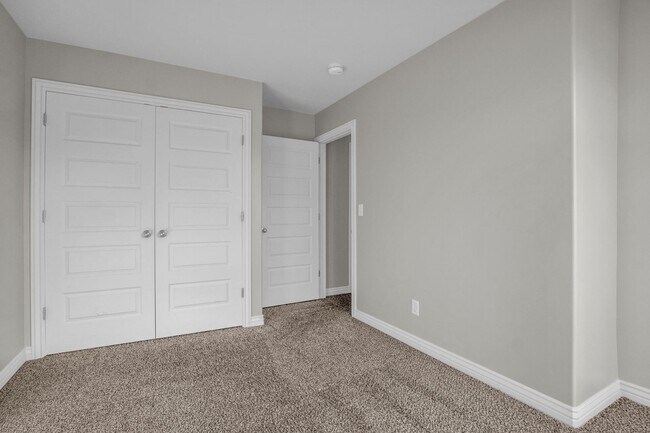 Building Photo - Spacious 4BR End-Unit Townhome | Low-Maintenance HOA Living