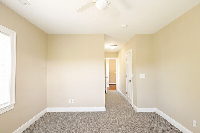 Building Photo - Charming Move-in Ready Downtown Home With Updates